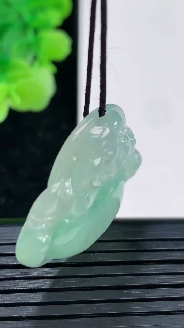 天然A货翡翠佛公吊坠尺寸27.9-33.4-5.4重量:7.91g
4月3日