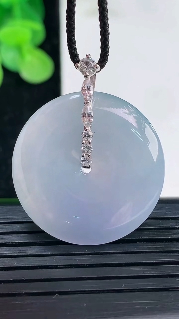 天然A货翡翠18K金紫罗兰平安扣吊坠尺寸26.9-5.6重量:8.86g
4月3日