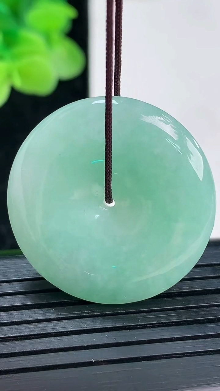 天然A货翡翠平安扣吊坠尺寸29.2-6重量:11.03g
4月3日