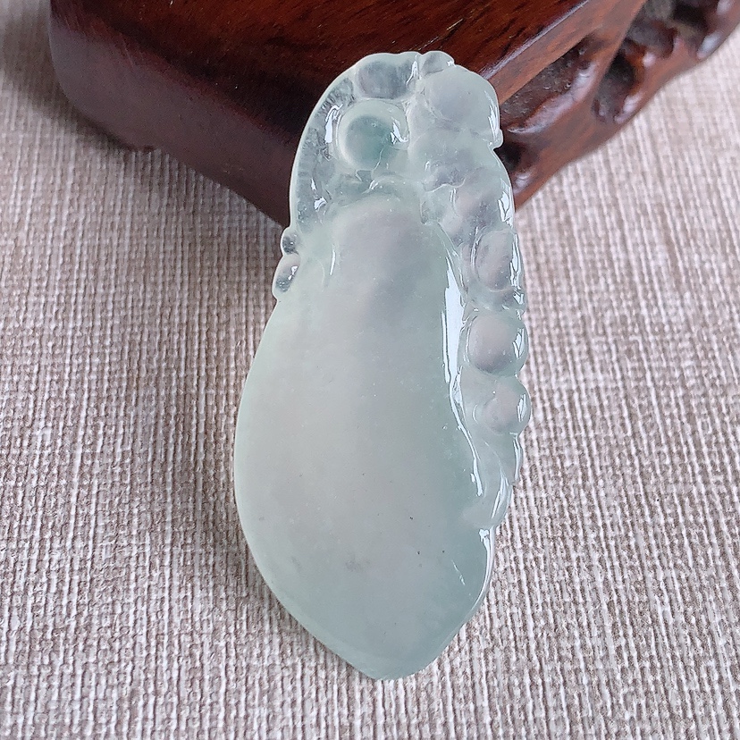 天然A货翡翠晴水福瓜吊坠 
尺寸47.3-21.8-7.3mm 重量12.00g 0331