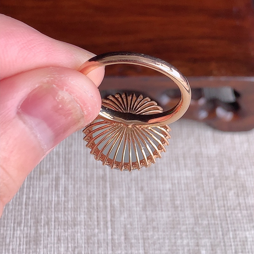 天然A货翡翠18K金伴钻镶嵌晴水蛋面戒指 圈口17.5裸石
尺寸14.4-13.4mm 重量5.93g 0331