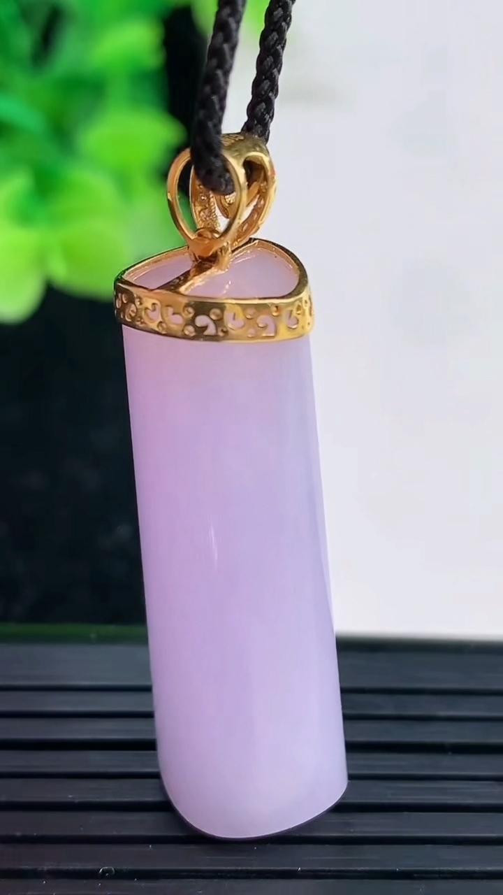 天然A货翡翠18K金紫罗兰平安柱吊坠尺寸37.4-13.5-11.3重量:13.05g
4月3日