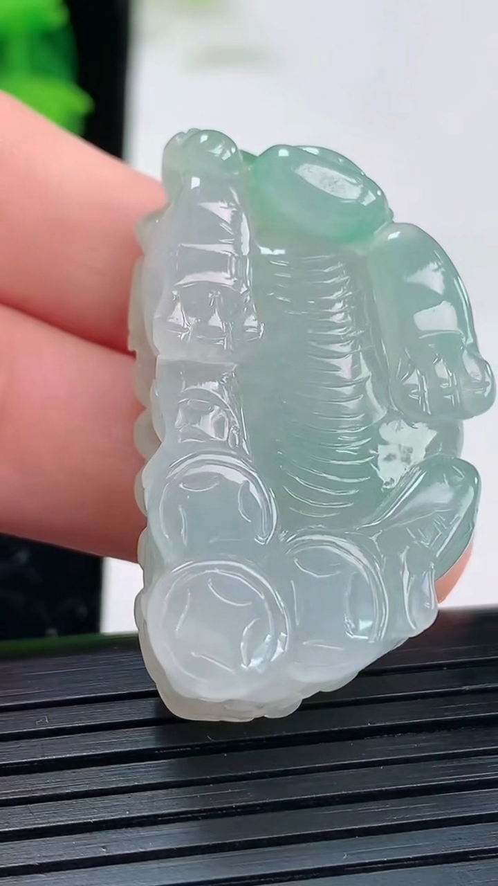 天然A货翡翠貔貅吊坠尺寸38.6-22.4-12.7重量:23.54g
4月3日