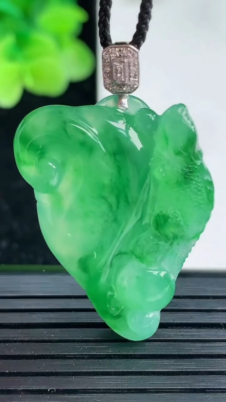 天然A货翡翠今非昔比 蜥蜴吊坠尺寸33.5-22.2-7.7重量:10.73g
4月3日