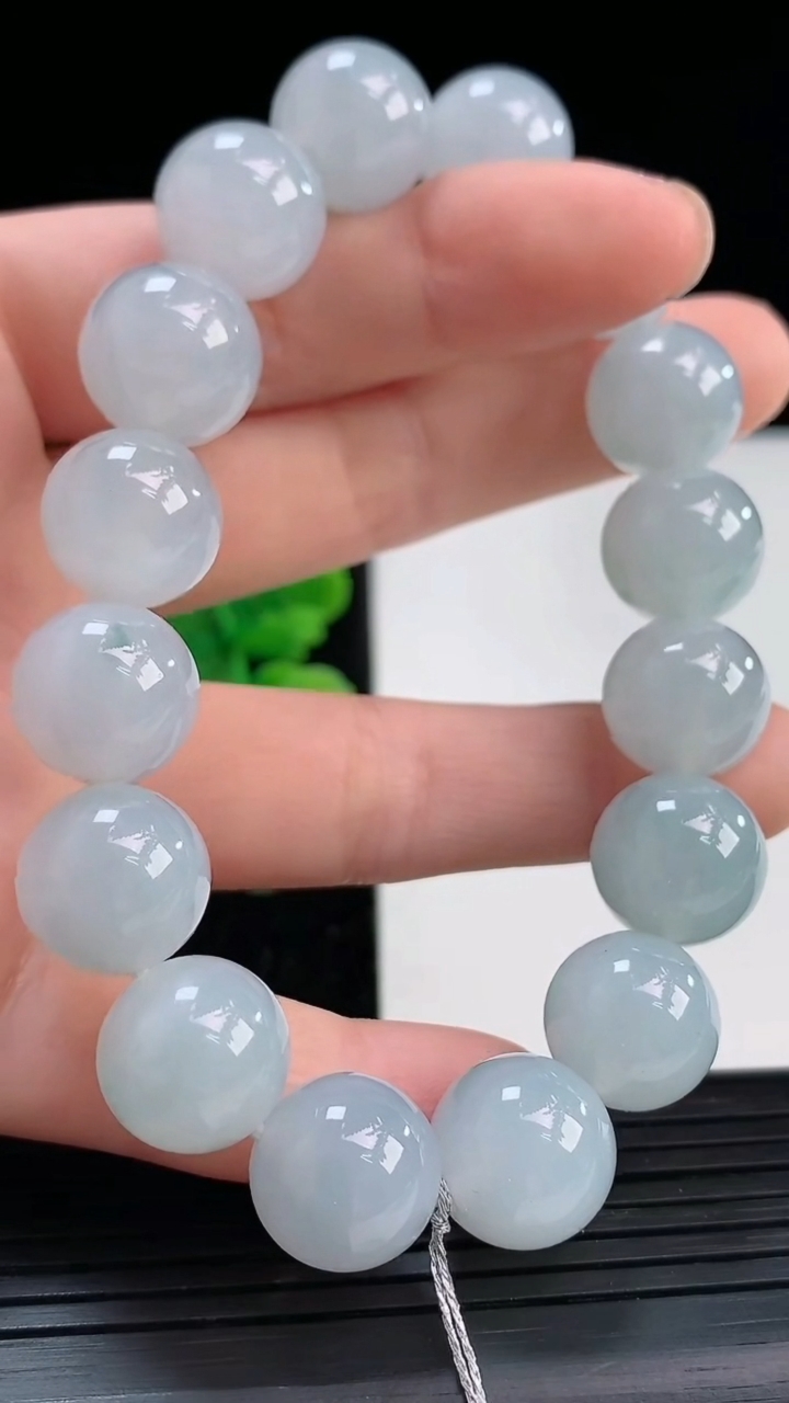 天然A货翡翠飘花圆珠手串尺寸12.8-16颗重量:56.36g4月3日
工厂直销收藏佳品,种好水足，色泽均匀，有种有色，上手高大气！