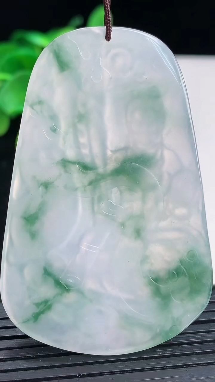天然A货翡翠飘花不动明王吊坠尺寸62.2-40.4-4.4重量:24.93g
4月3日