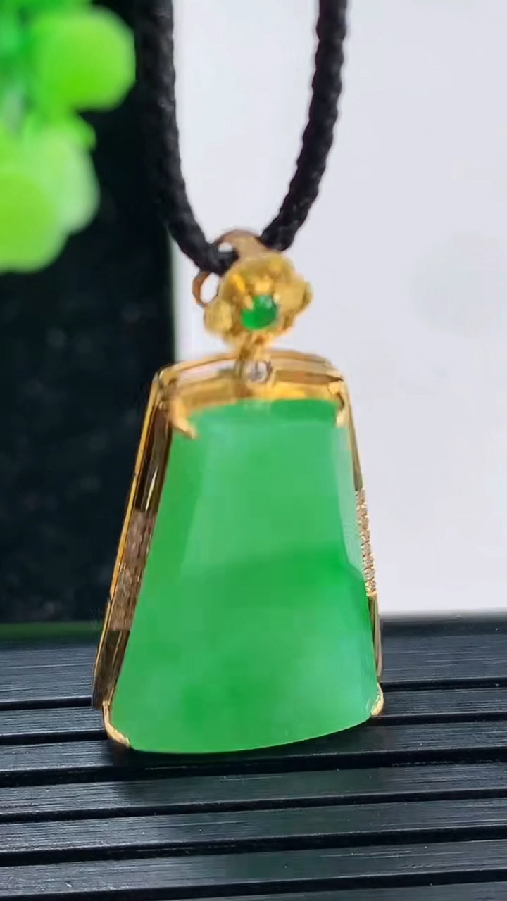 天然A货翡翠无事牌吊坠尺寸30-16.5-5.5裸石22-14.6重量:3.53g
4月3日