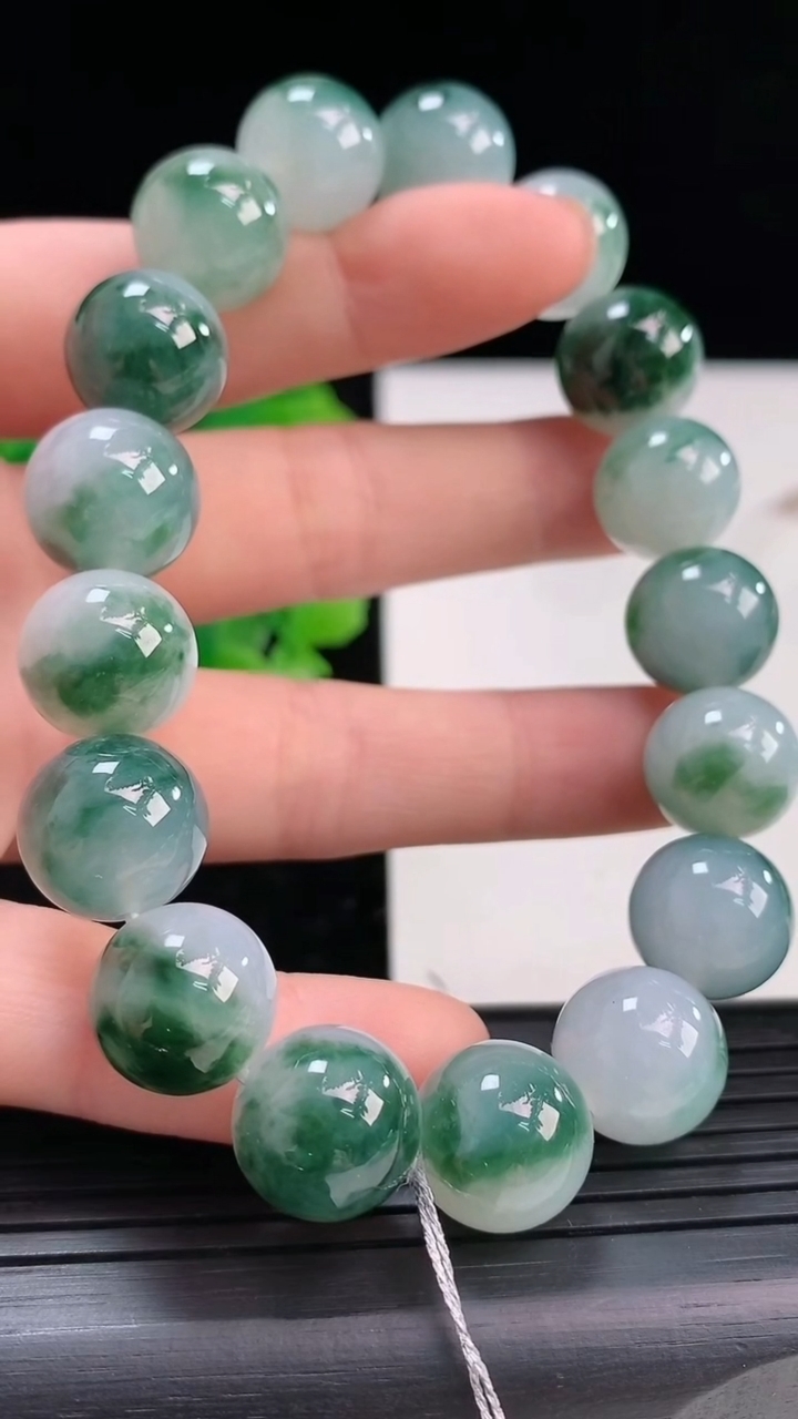 天然A货翡翠飘花圆珠手串尺寸12.3-17颗重量:58.72g4月3日
工厂直销收藏佳品,种好水足，色泽均匀，有种有色，上手高大气！