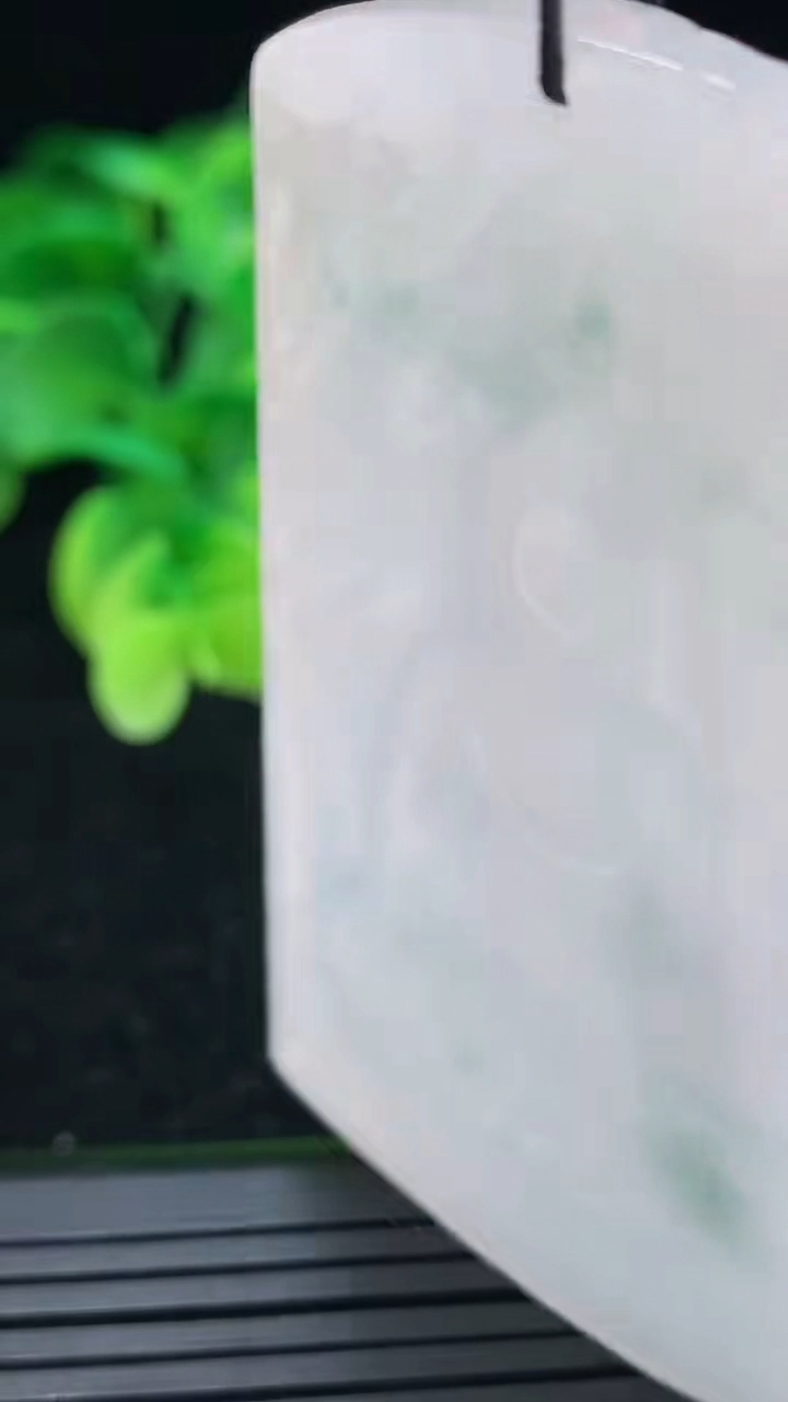 天然A货翡翠飘花阿弥陀佛吊坠尺寸65.6-40-4.7重量:33.07g
4月3日