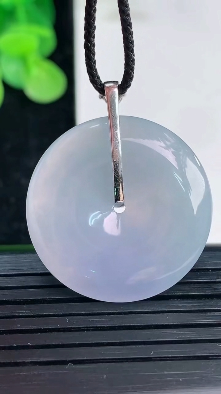 天然A货翡翠18K金紫罗兰平安扣吊坠尺寸26.9-5.6重量:8.86g
4月3日