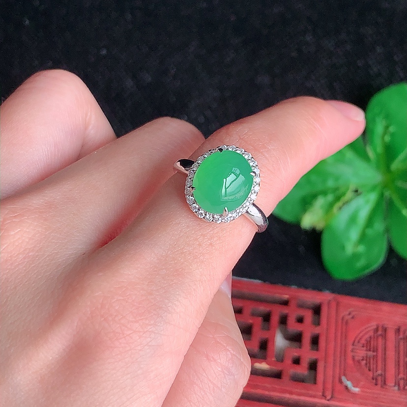 天然A货翡翠18K金伴钻镶嵌甜绿蛋面戒指 圈口17.4裸石
尺寸11-9mm 重量3.76g 0331