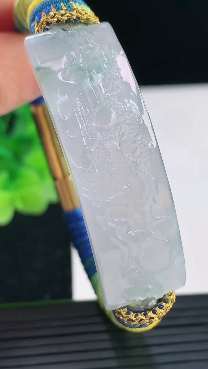 天然A货翡翠手牌尺寸47.2-16.4-3.8重量:20.63g
4月3日