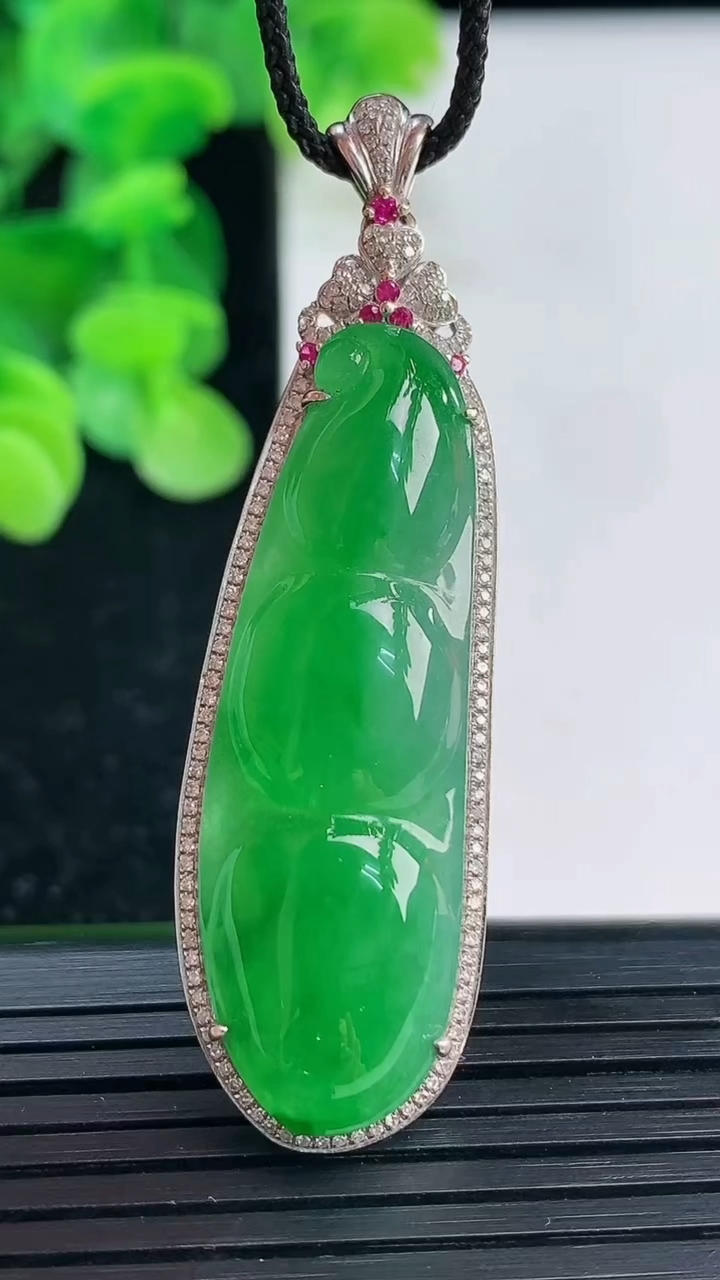 天然A货翡翠福豆吊坠尺寸54.9-15.8-8.3裸石40.8-13重量:8.96g
4月3日