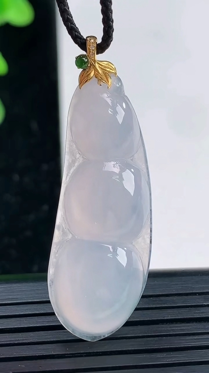天然A货翡翠种飘花福豆吊坠尺寸39.8-14.2-6重量:5.69g
4月3日