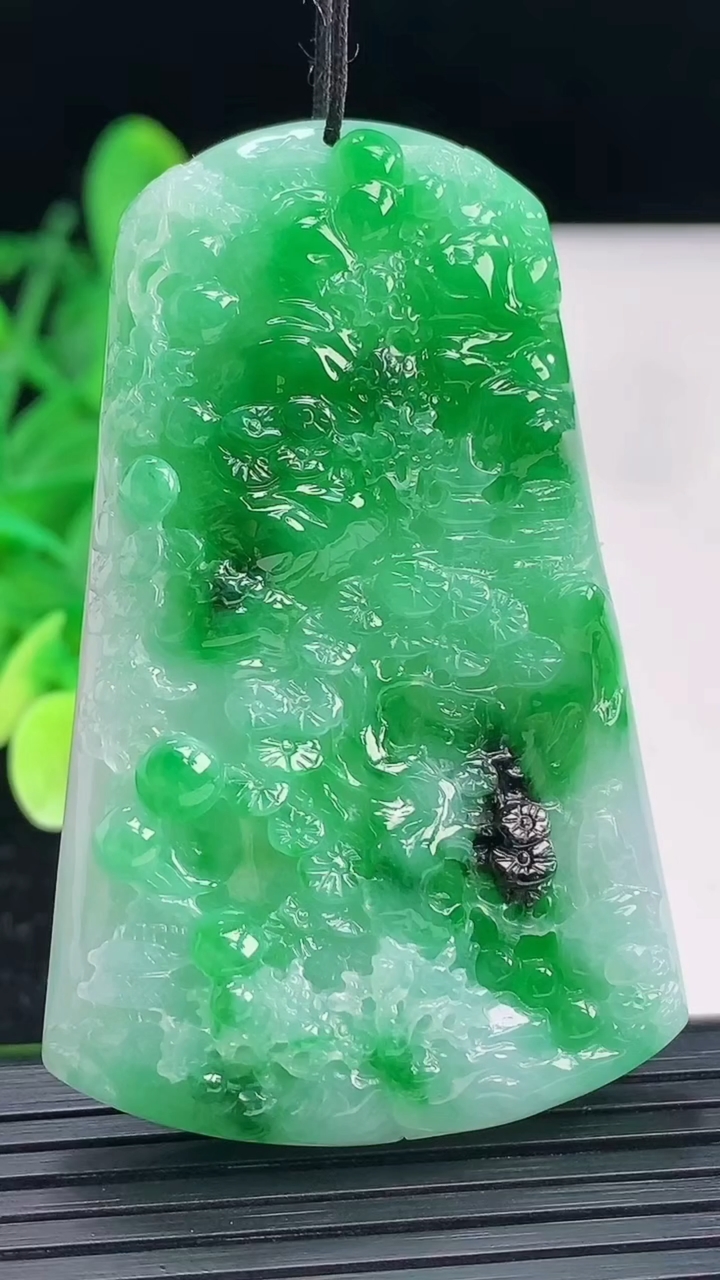 天然A货翡翠山水牌吊坠尺寸58.4-37.4-9.6重量:39.14g
4月3日