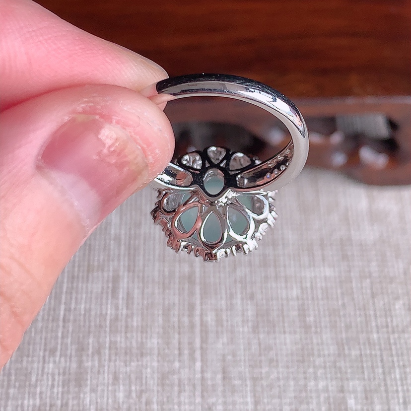 天然A货翡翠18K金伴钻镶嵌晴水蛋面戒指 圈口17.5裸石
尺寸10.2-9mm 重量5.28g 0331