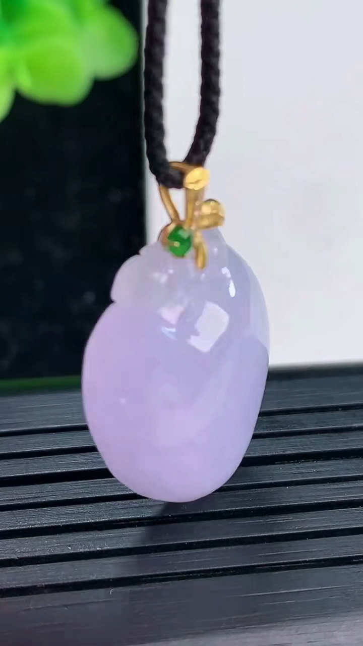 天然A货翡翠18K金紫罗兰寿桃吊坠尺寸24.3-17.6-8.8重量:6.46g
4月3日