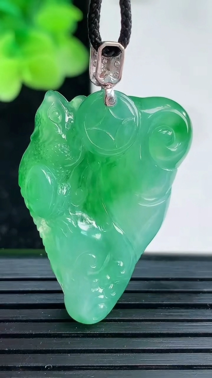 天然A货翡翠今非昔比 蜥蜴吊坠尺寸33.5-22.2-7.7重量:10.73g
4月3日