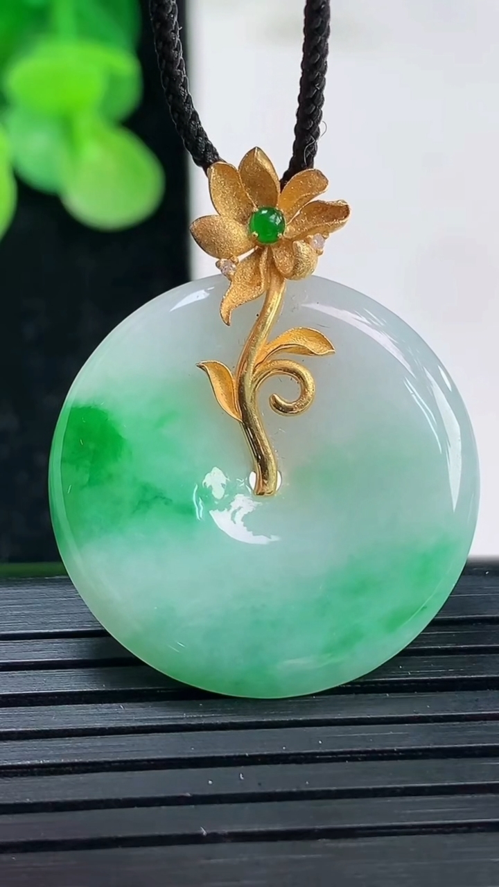 天然A货翡翠平安扣吊坠尺寸26.6-3.6重量:6.10g
4月3日