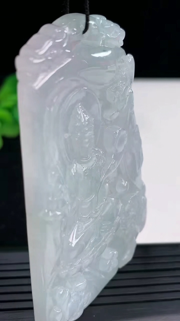 天然A货翡翠飘花文殊菩萨吊坠尺寸72.3-51-5.7重量:42.90g
4月3日