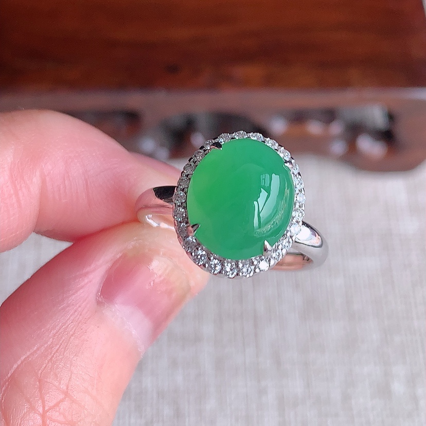 天然A货翡翠18K金伴钻镶嵌甜绿蛋面戒指 圈口17.4裸石
尺寸11-9mm 重量3.76g 033