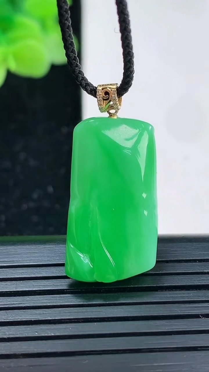 天然A货翡翠节节高升 竹节吊坠尺寸24.3-13.1-5.3重量:4.50g
4月3日