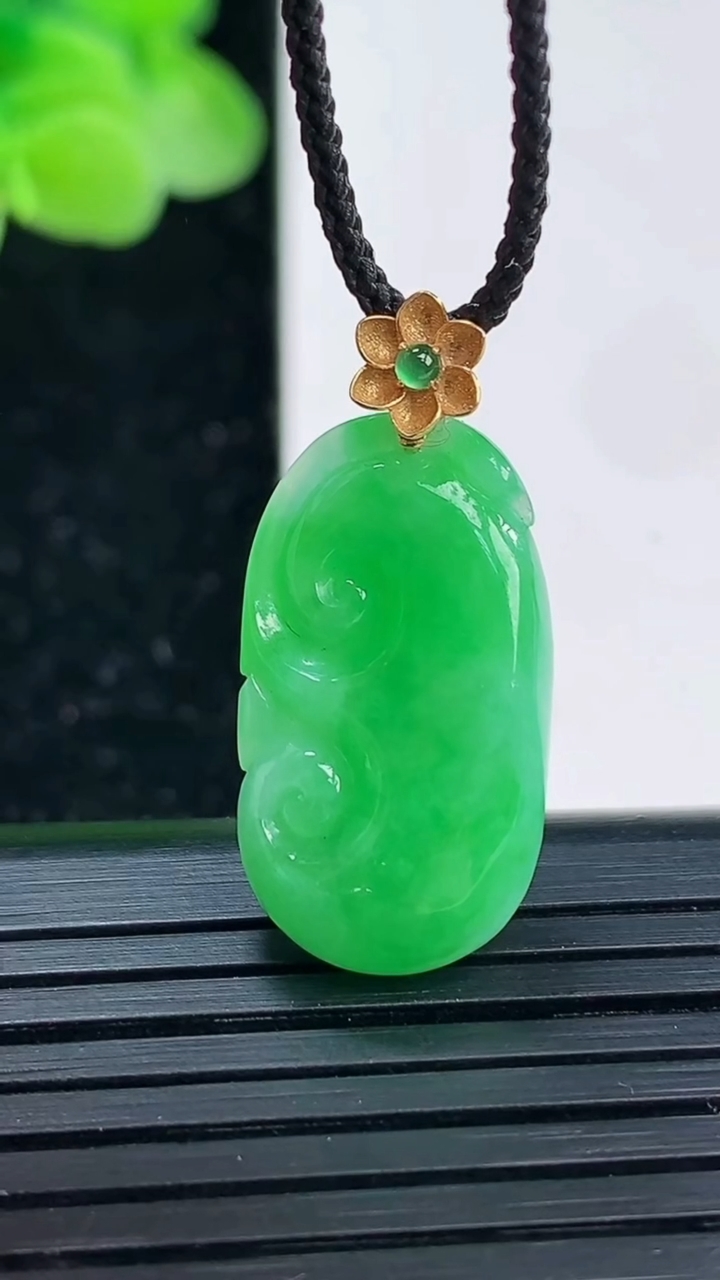 天然A货翡翠如意吊坠尺寸22.9-12.6-5重量:2.92g
4月3日