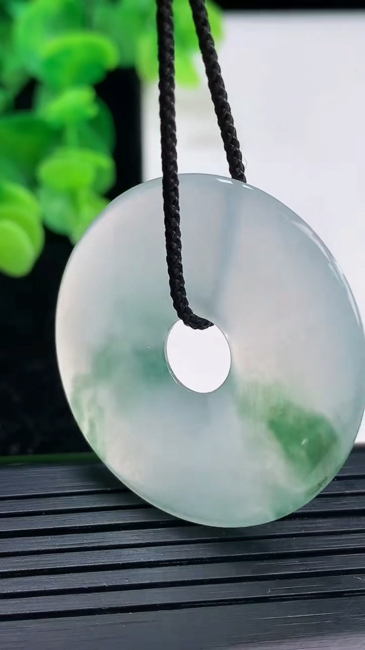 天然A货翡翠种飘花平安环吊坠尺寸37.1-4.9重量:13.38g
4月3日