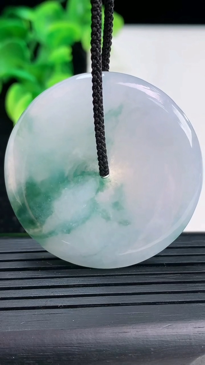 天然A货翡翠飘花平安扣吊坠尺寸42.5-5.8重量:23.40g
4月3日