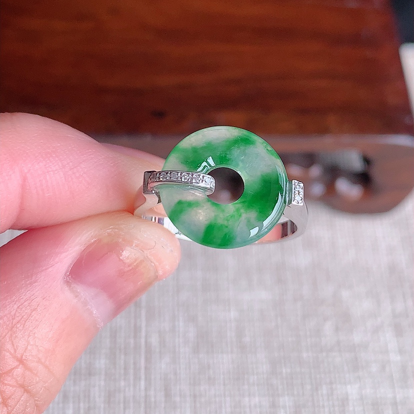 天然A货翡翠18K金伴钻镶嵌飘绿平安环戒指 圈口17.3裸石
尺寸12.5mm 重量3.00g 03