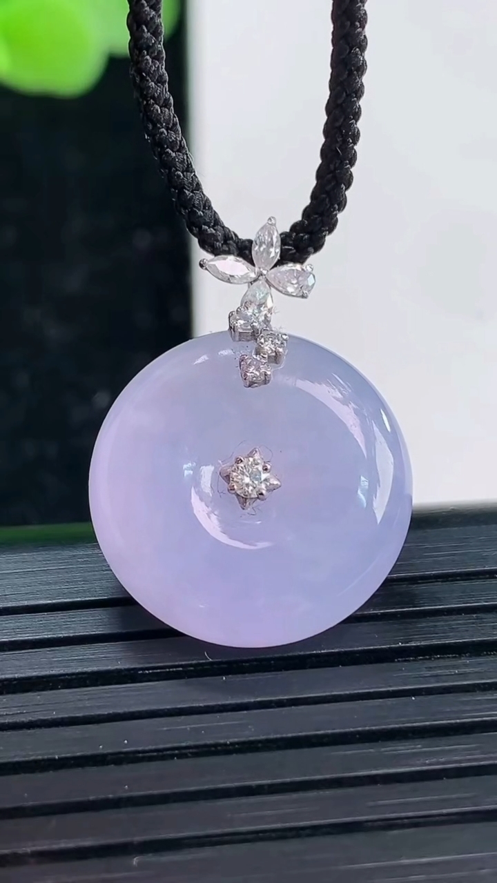 天然A货翡翠18K金紫罗兰平安扣吊坠尺寸17.3-17.6重量:40.85g
4月3日