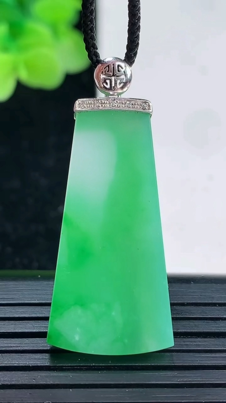 天然A货翡翠无事牌吊坠尺寸32-15.9-3.3重量:5.00g
4月3日