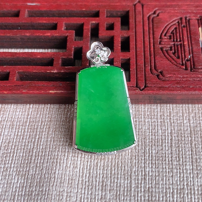 天然A货翡翠18K金伴钻镶嵌阳绿无事牌吊坠 
尺寸29-16-6.6裸石21-14mm 重量5.00g 0331