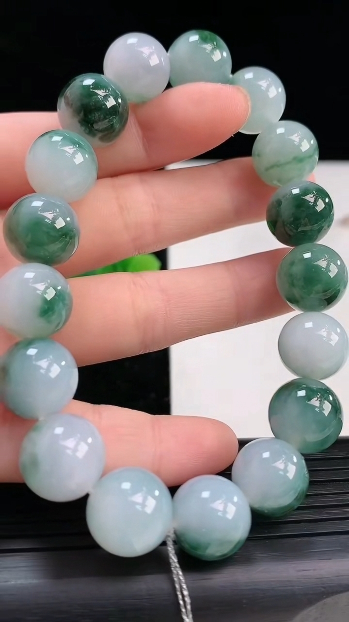 天然A货翡翠飘花圆珠手串尺寸12.3-17颗重量:58.72g4月3日
工厂直销收藏佳品,种好水足，色泽均匀，有种有色，上手高大气！