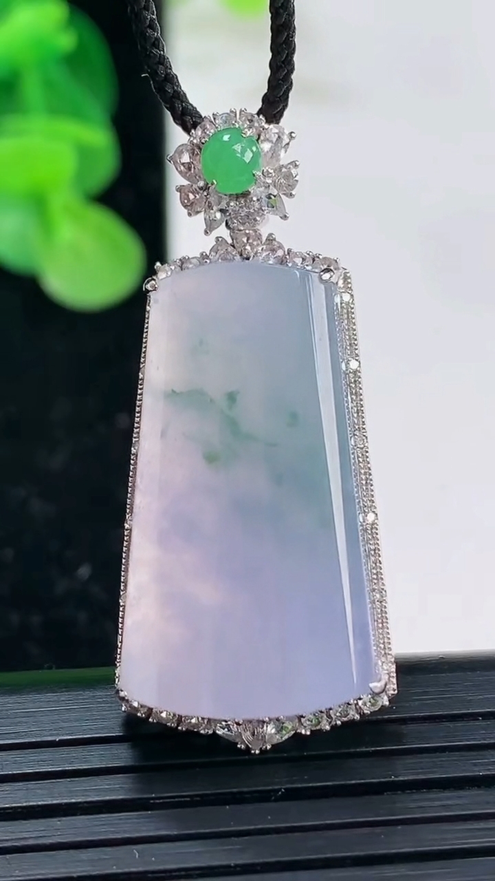 天然A货翡翠18K金紫罗兰飘花无事牌吊坠尺寸38.2-16.8-8.3裸石26.1-15.2重量:7.58g
4月3日