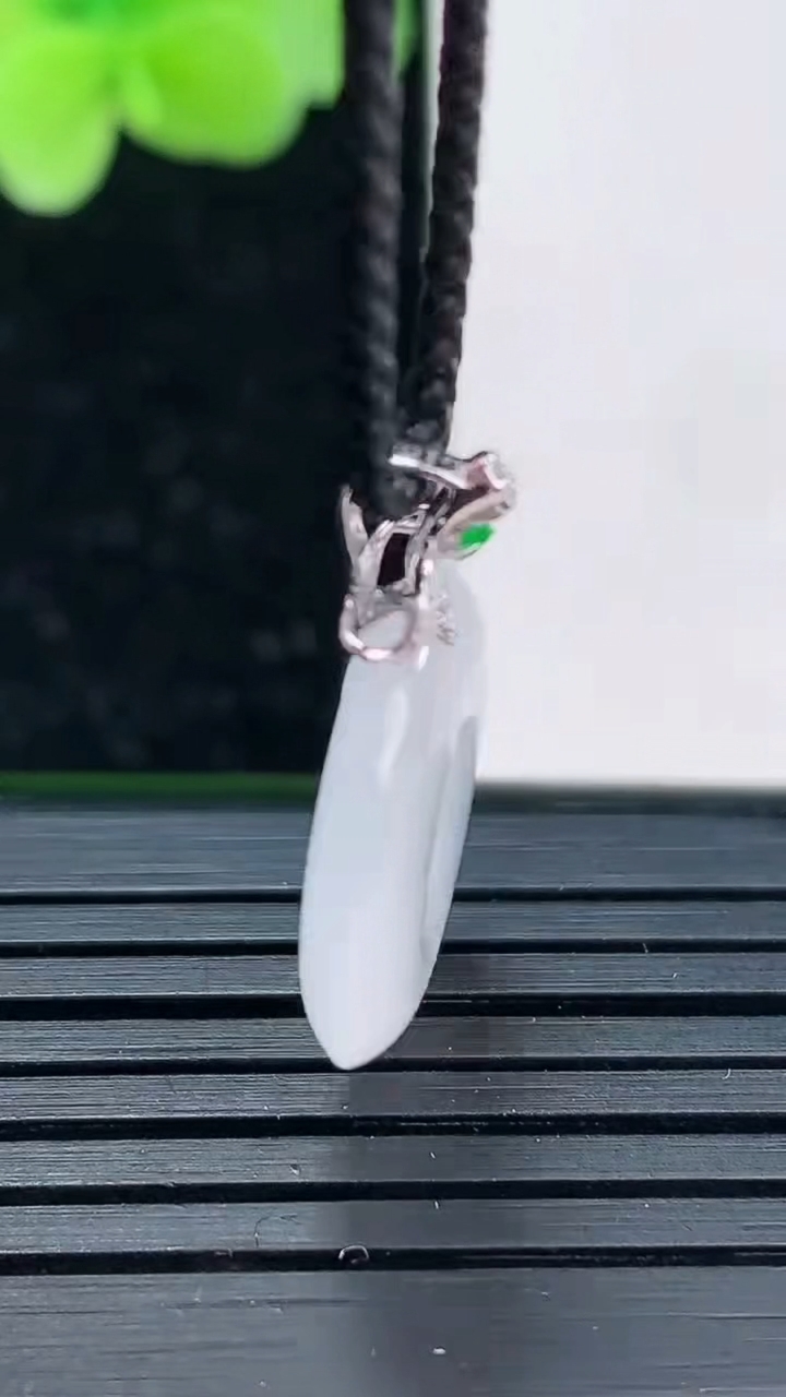 天然A货翡翠种白冰平安扣吊坠尺寸16.5-3.5重量:2.48g
4月3日