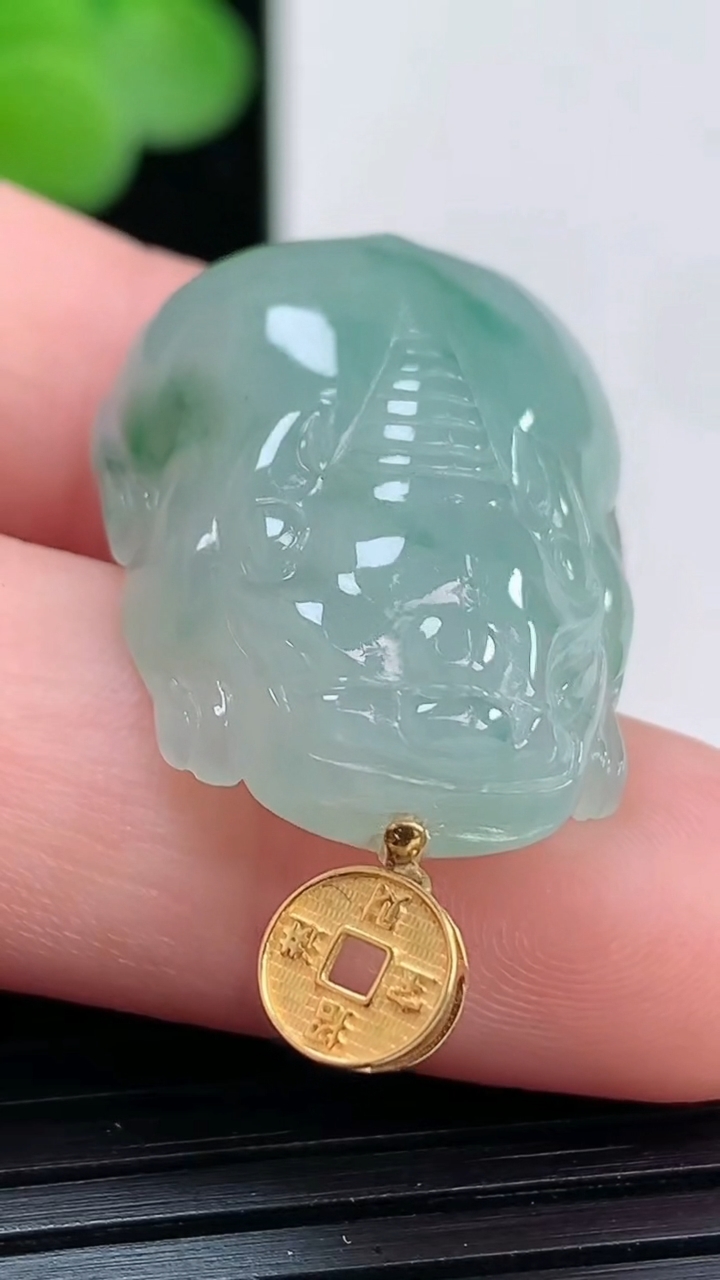 天然A货翡翠18K金飘花貔貅吊坠尺寸26.3-18.9-8.9重量:8.62g
4月3日