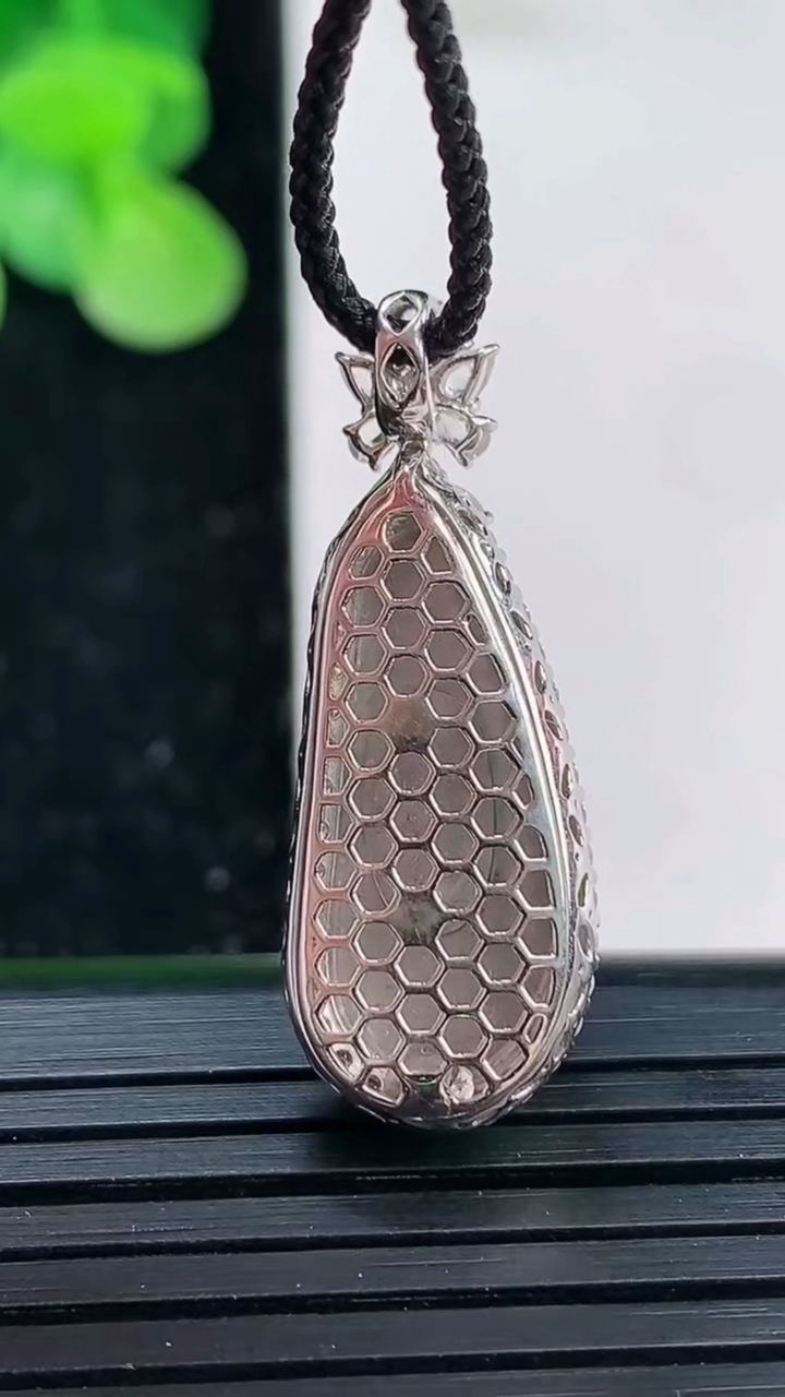 天然A货翡翠福瓜吊坠尺寸30.9-11.6-8.5裸石20.9-8.8重量:4.53g
4月3日