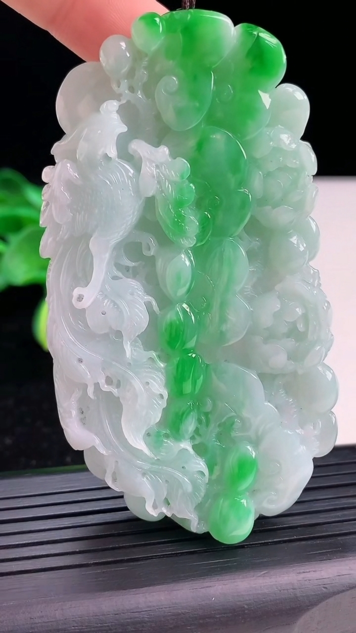 天然A货翡翠凤凰吊坠尺寸77.5-42.4-11.2重量:68.56g
4月3日