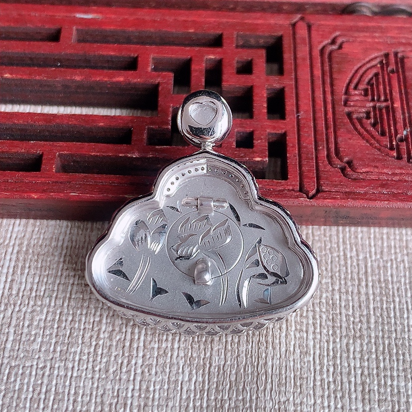 天然A货翡翠18K金伴钻镶嵌满绿佛公吊坠 
尺寸38.4-28.6-7.7裸石17.3-26mm 重