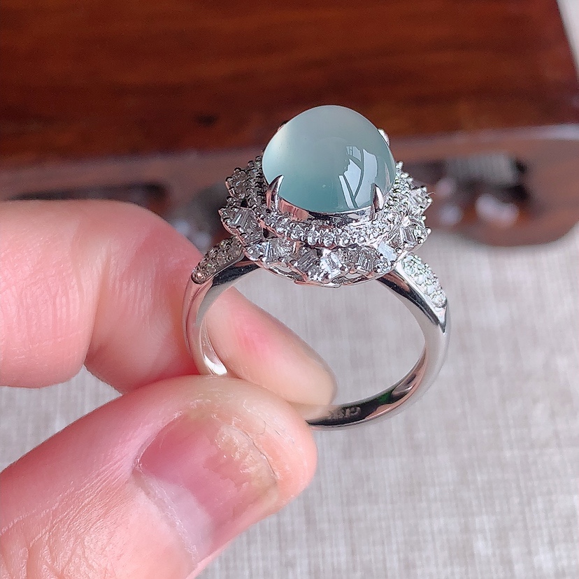 天然A货翡翠18K金伴钻镶嵌晴水蛋面戒指 圈口17.5裸石
尺寸10.2-9mm 重量5.28g 0