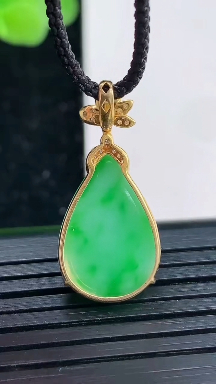 天然A货翡翠水滴吊坠尺寸26.9-18.1-12.3-6.6重量:2.97g
4月3日