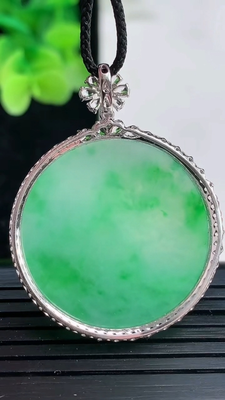 天然A货翡翠无事牌吊坠尺寸40.9-31.4-5.3裸石28.5重量:7.51g
4月3日