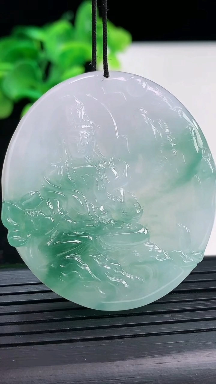 天然A货翡翠种飘花山水观音菩萨吊坠尺寸50.5-45.8-6重量:32.67g
4月3日