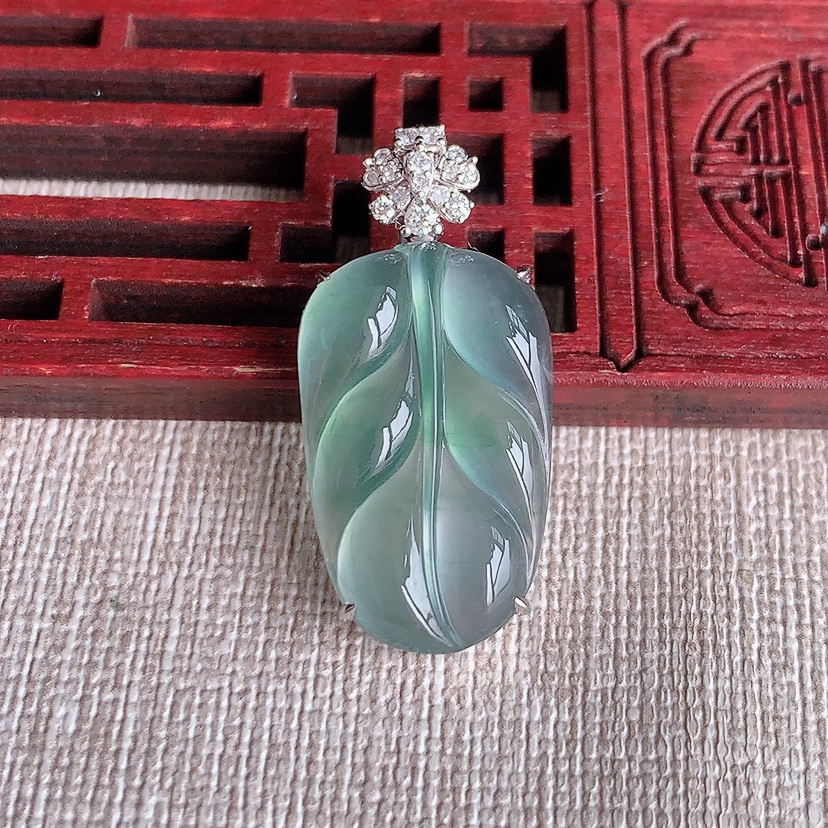 天然A货翡翠18K金伴钻镶嵌晴水叶子金枝玉叶吊坠 
尺寸31.6-23.8-155-6.5mm 重量