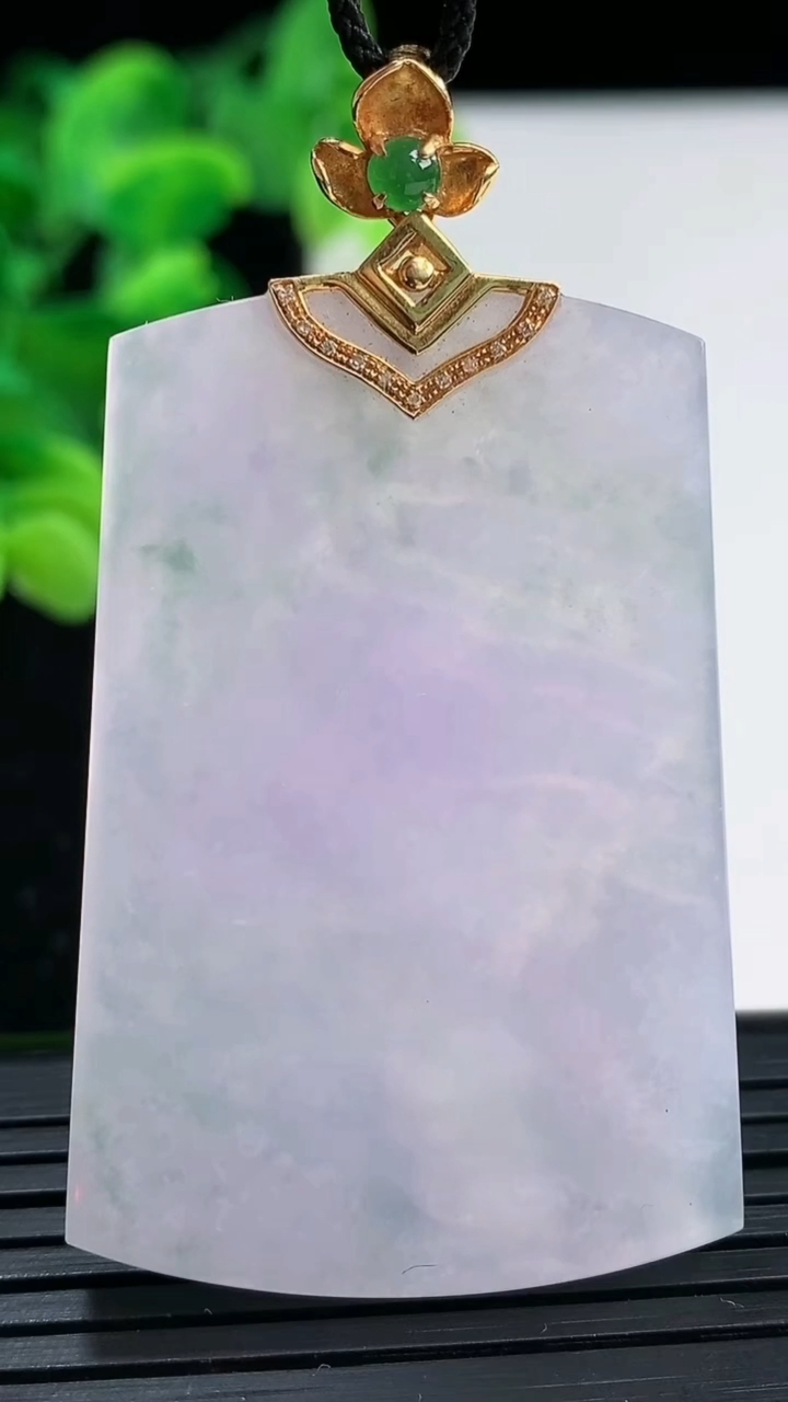 天然A货翡翠种紫罗兰无事牌吊坠尺寸48.7-32.7-4.6重量:20.29g
4月3日