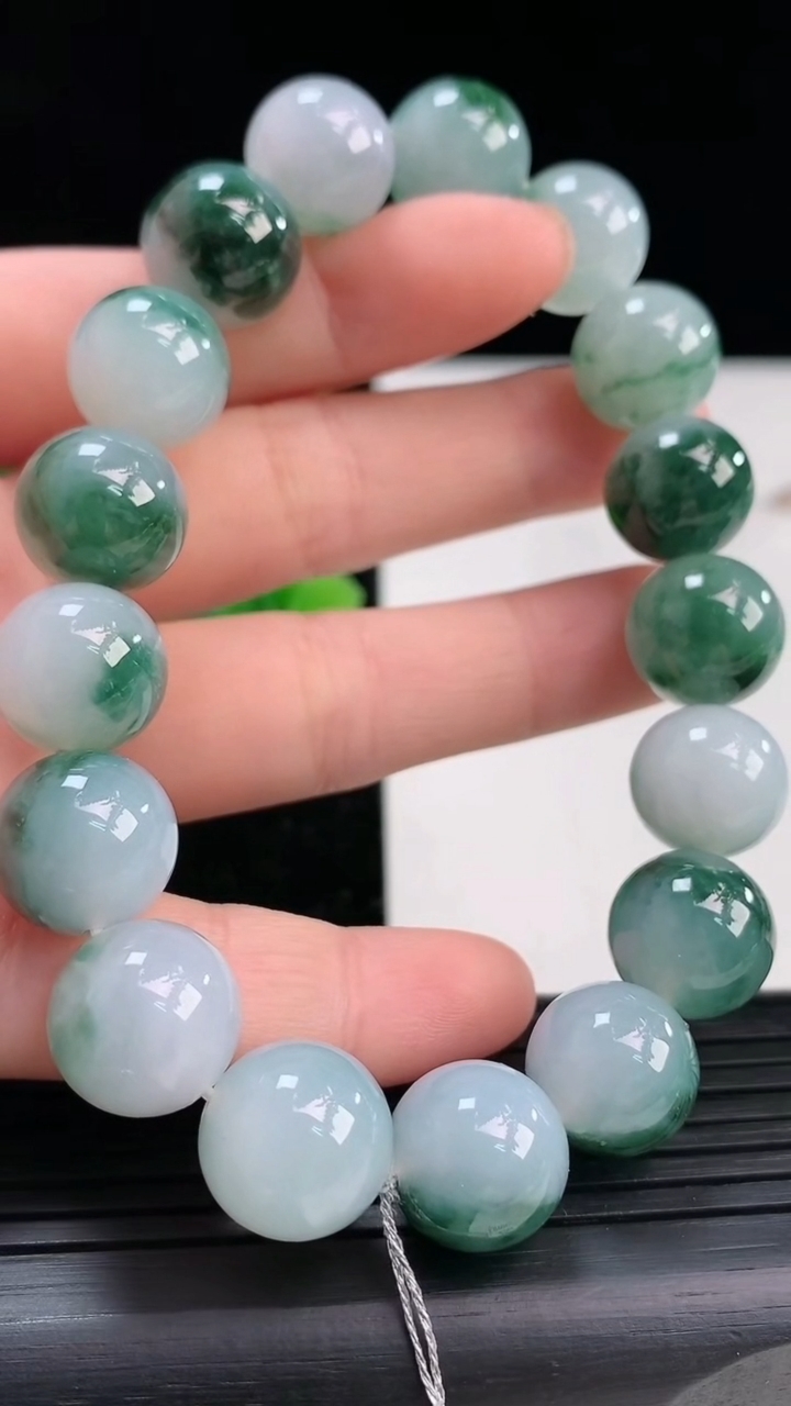 天然A货翡翠飘花圆珠手串尺寸12.3-17颗重量:58.72g4月3日
工厂直销收藏佳品,种好水足，色泽均匀，有种有色，上手高大气！