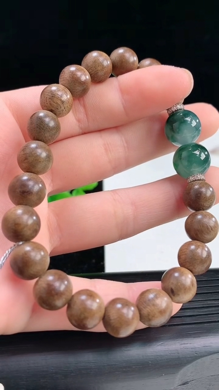 天然A货翡翠飘花檀香圆珠手串尺寸11重量:72.94g4月3日
工厂直销收藏佳品,种好水足，色泽均匀，有种有色，上手高大气！