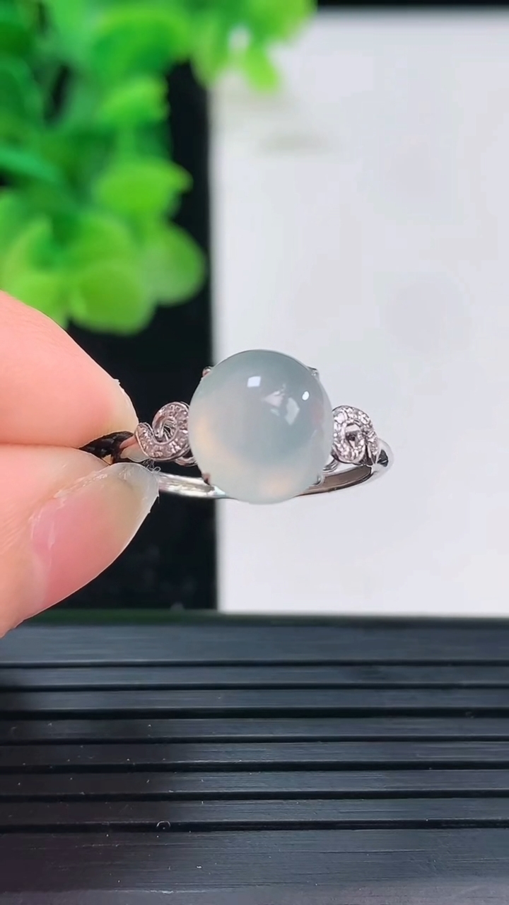 天然A货翡翠种白冰蛋面戒指尺寸17.1-9.9-9重量:2.00g2026年4月3日
工厂直销收藏佳