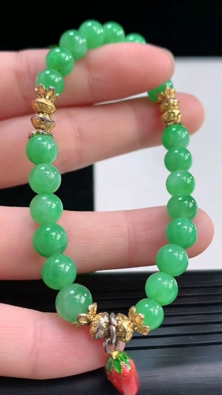 天然A货翡翠圆珠手串尺寸6.6-19颗重量:14.44g4月3日
工厂直销收藏佳品,种好水足，色泽均匀，有种有色，上手高大气！